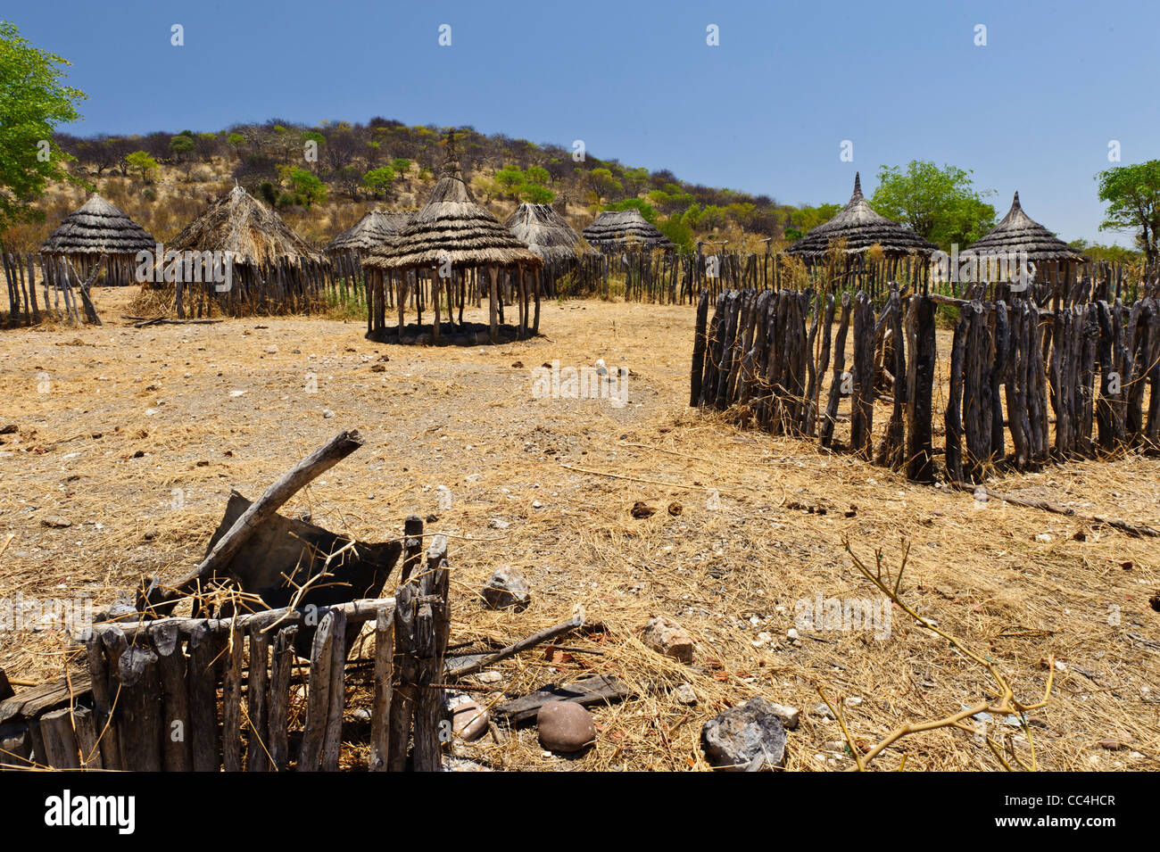 Abbandonato il villaggio Himba durante la stagione secca. Kaokoland, Namibia settentrionale. Foto Stock