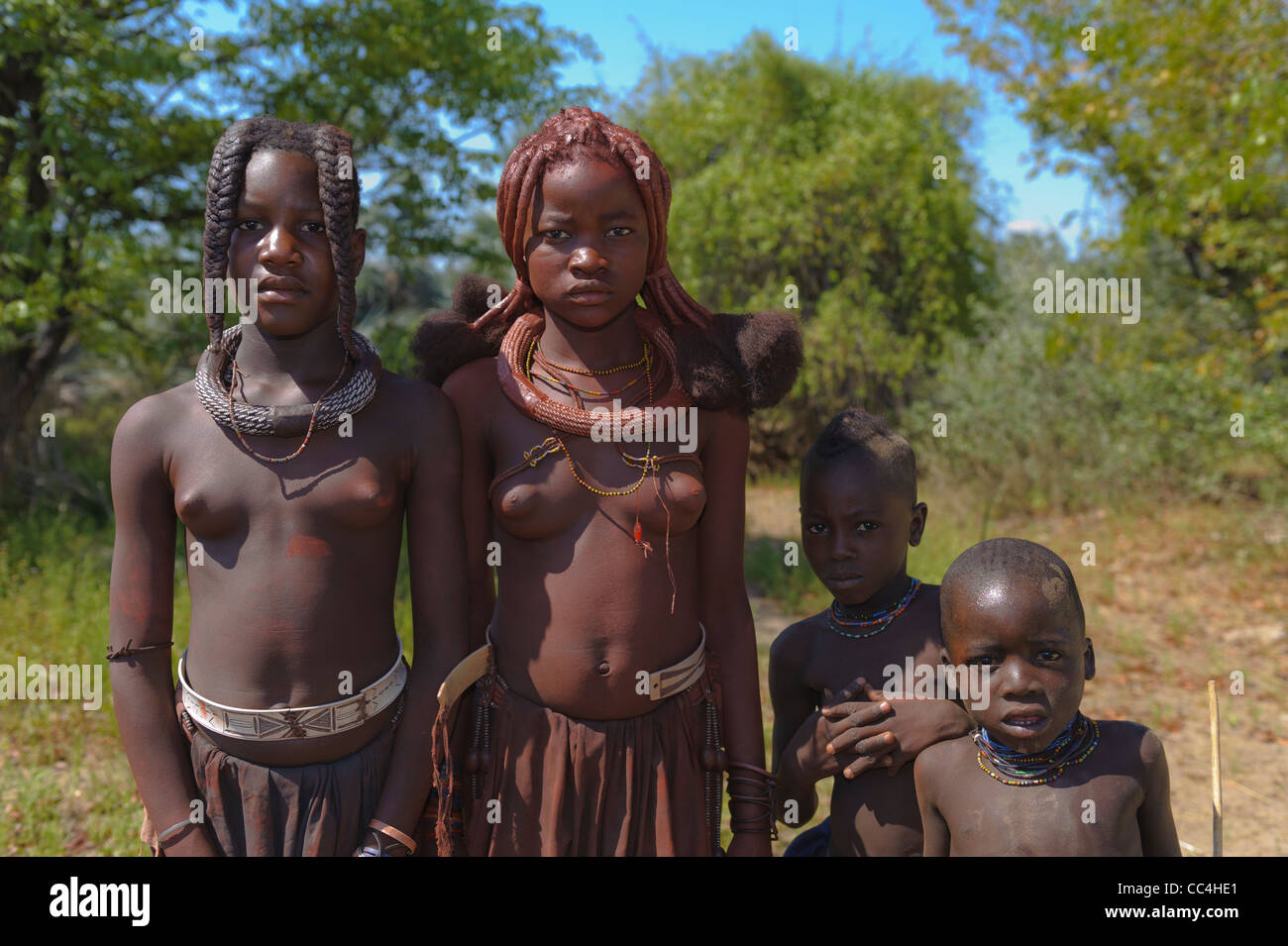 Quattro bambini Himba posa per la fotocamera. Kaokoland, Namibia settentrionale. Foto Stock