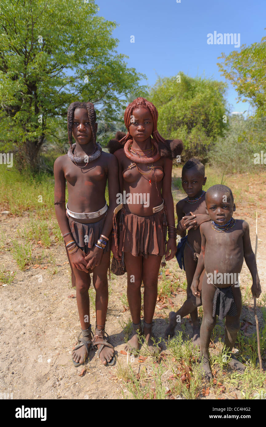 Quattro bambini Himba posa per la fotocamera. Kaokoland, Namibia settentrionale. Foto Stock