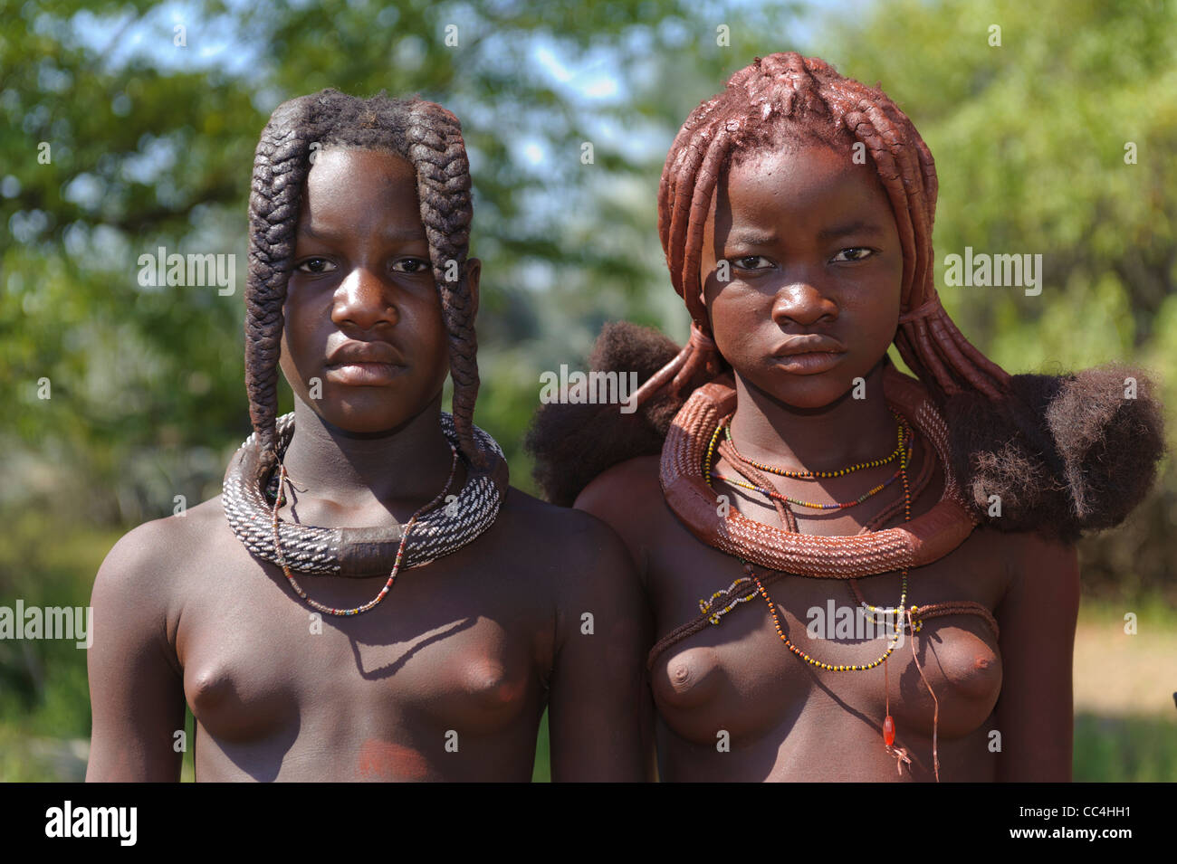Due ragazze Himba posa per la fotocamera. Kaokoland, Namibia settentrionale. Foto Stock