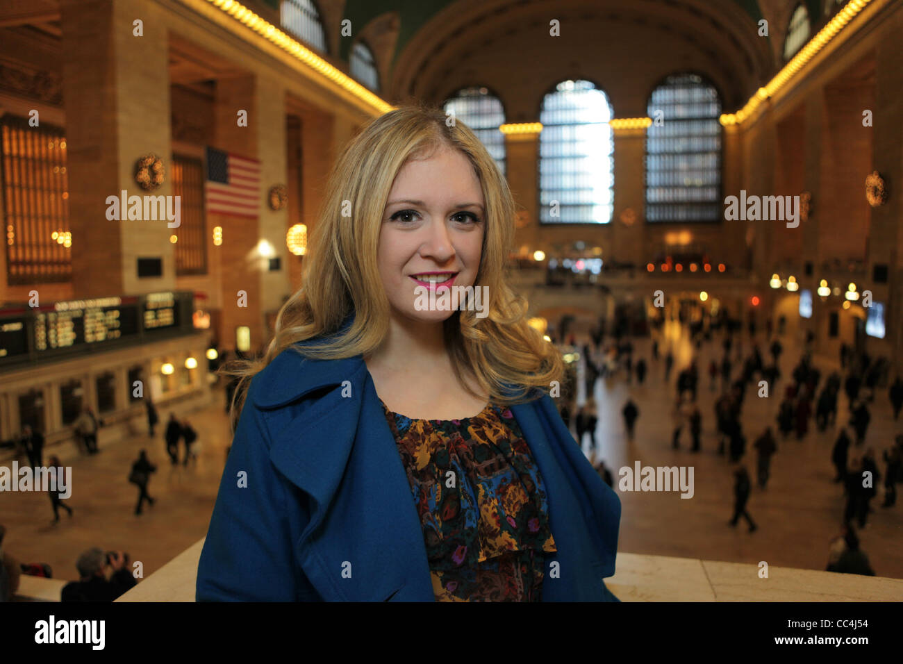 Attraente giovane donna commuter alla Grand Central Station nel centro di New York City, Stati Uniti d'America, 13 dicembre 2011, © Katharine Andriotis Foto Stock
