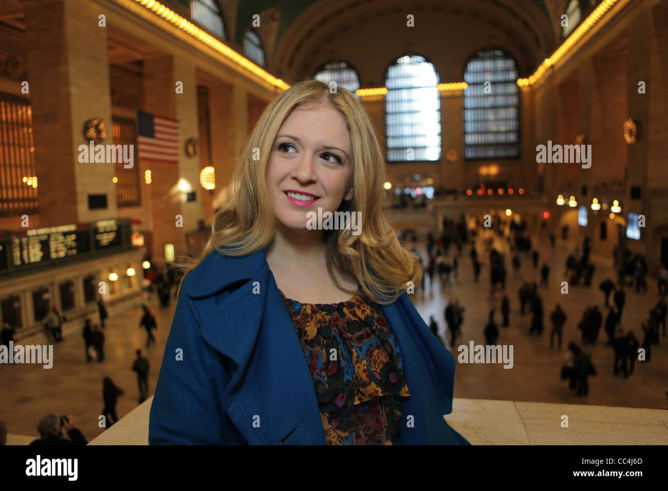 Attraente giovane donna commuter alla Grand Central Station nel centro di New York City, Stati Uniti d'America, 13 dicembre 2011, © Katharine Andriotis Foto Stock