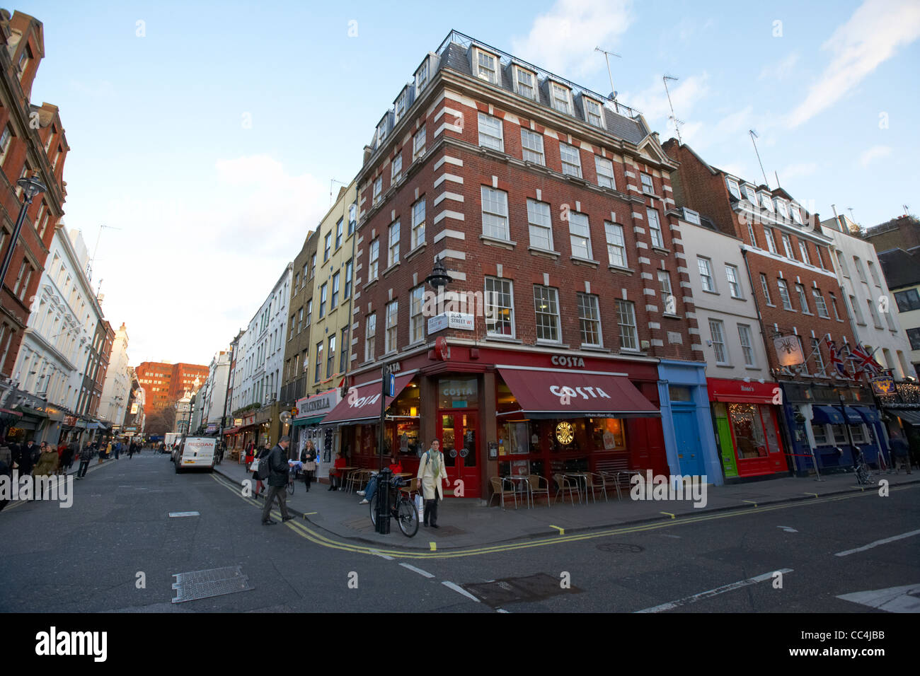 Giunzione di old compton street e Dean Street nel quartiere di Soho Londra Inghilterra Regno Unito Regno Unito Foto Stock