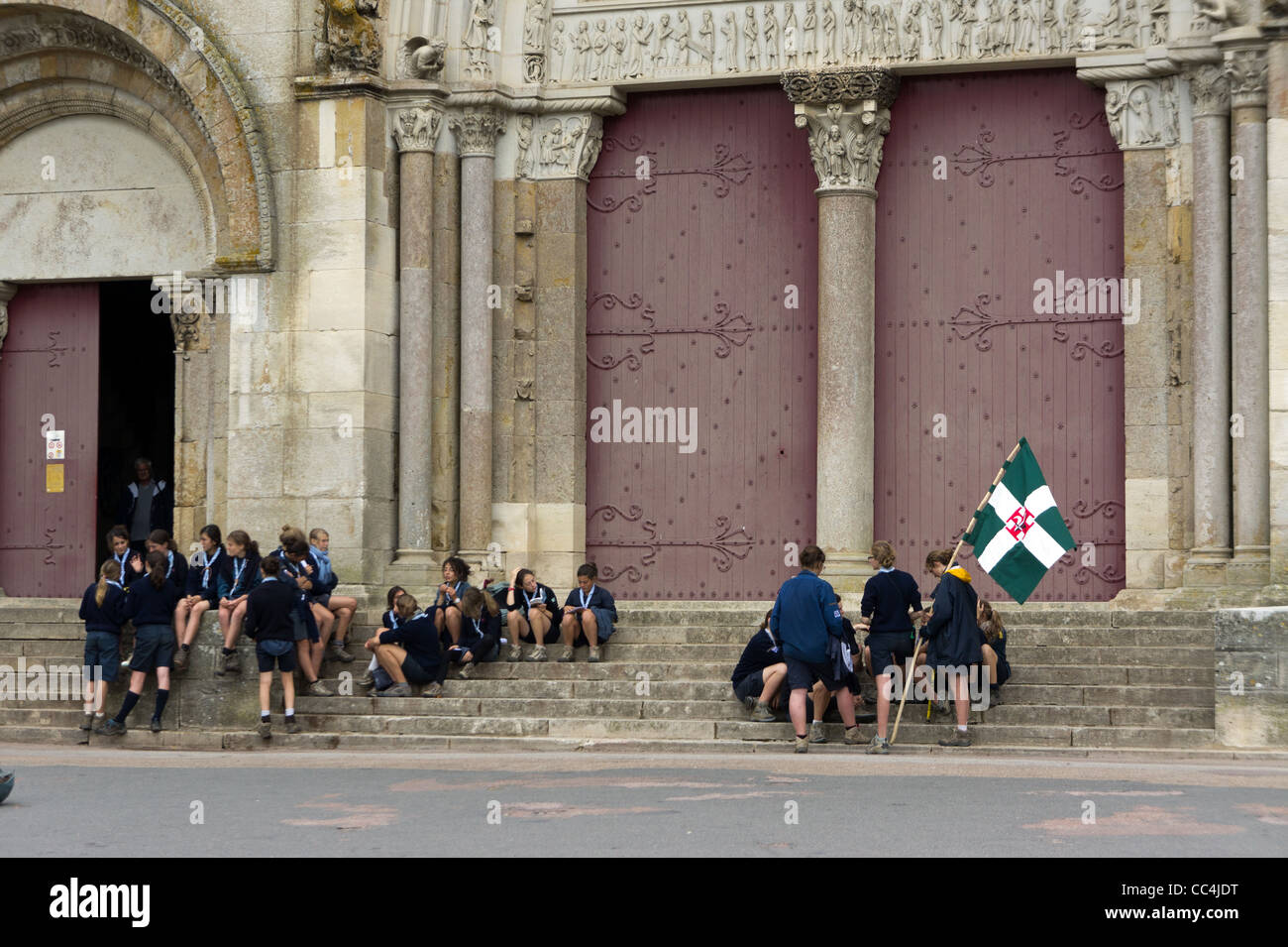 Ragazza francese guide esterne Vézelay Abbey (Basilique Sainte-Marie-Madeleine), Borgogna, Francia. Foto Stock