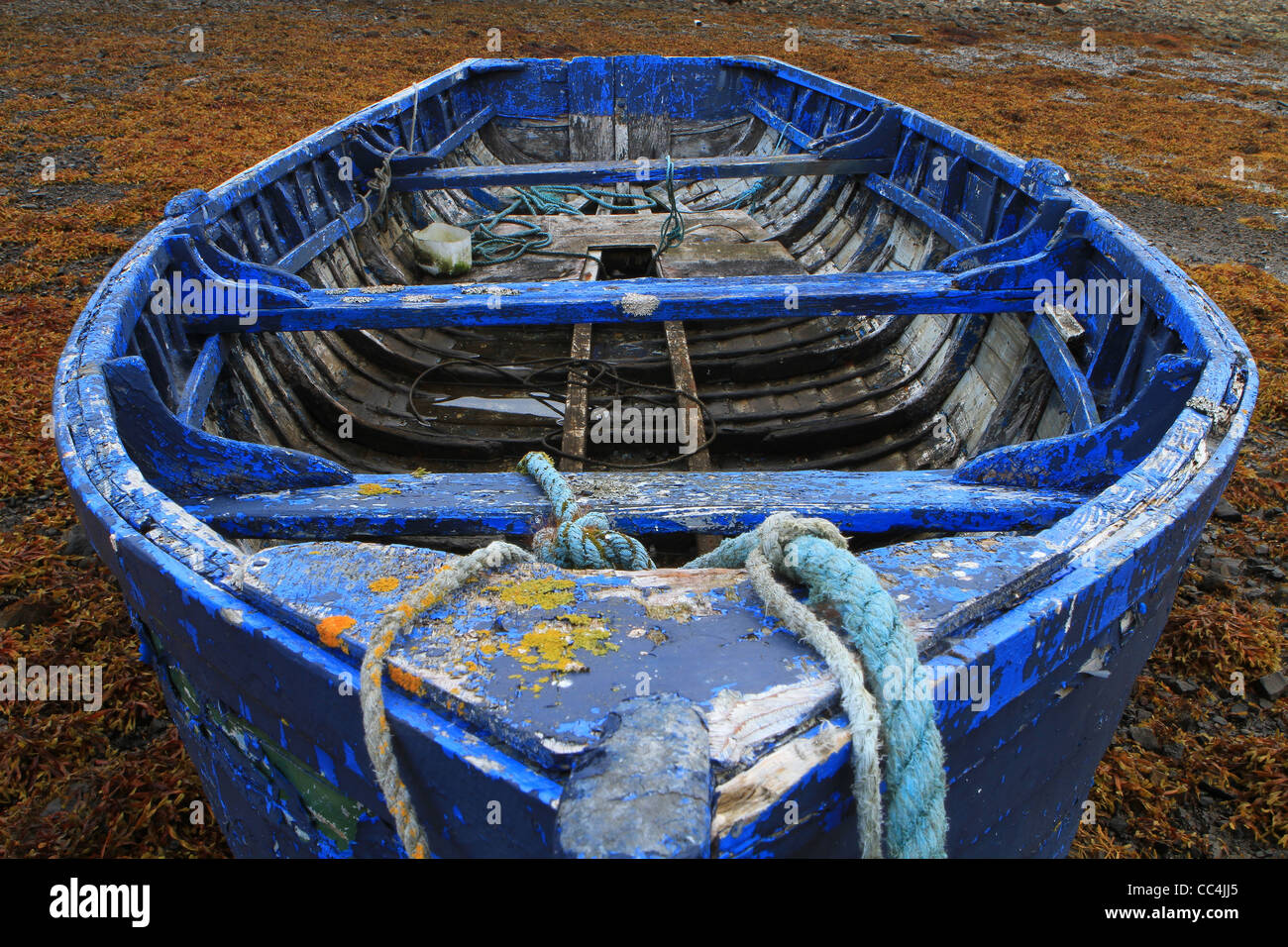 Blu in legno stagionato barca da pesca .Mayo. L'Irlanda Foto Stock