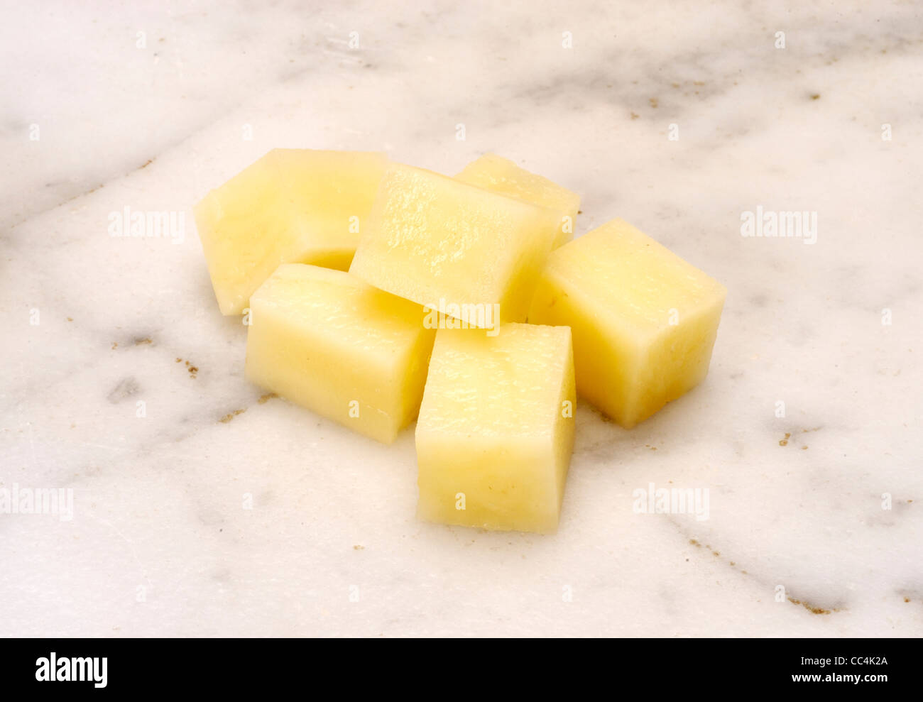 Cucina: Tagliare le patate a cubetti. Patate MaXIme Foto stock - Alamy