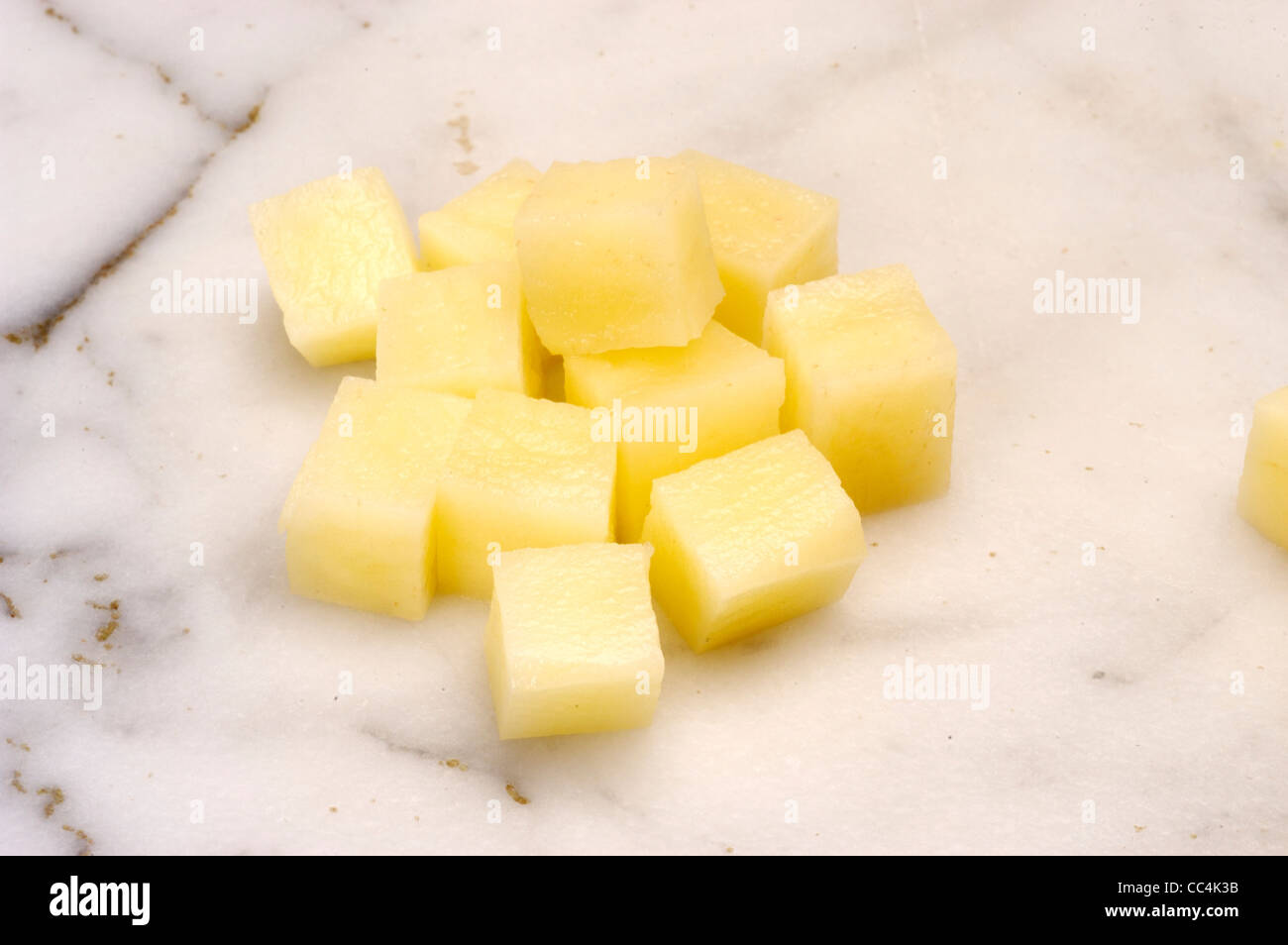 Cucina: Tagliare le patate a cubetti. Patate Parmantier Foto stock - Alamy