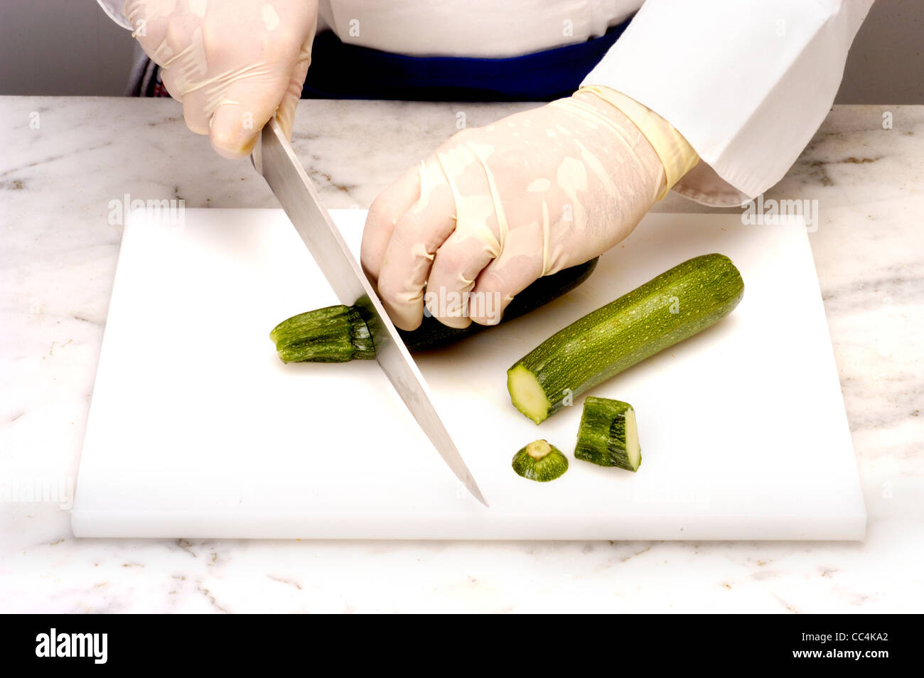Cucina: Elaborazione e preparazione di ortaggi a frutto, zucchine. Come scaricare le estremità (1 Foto Stock