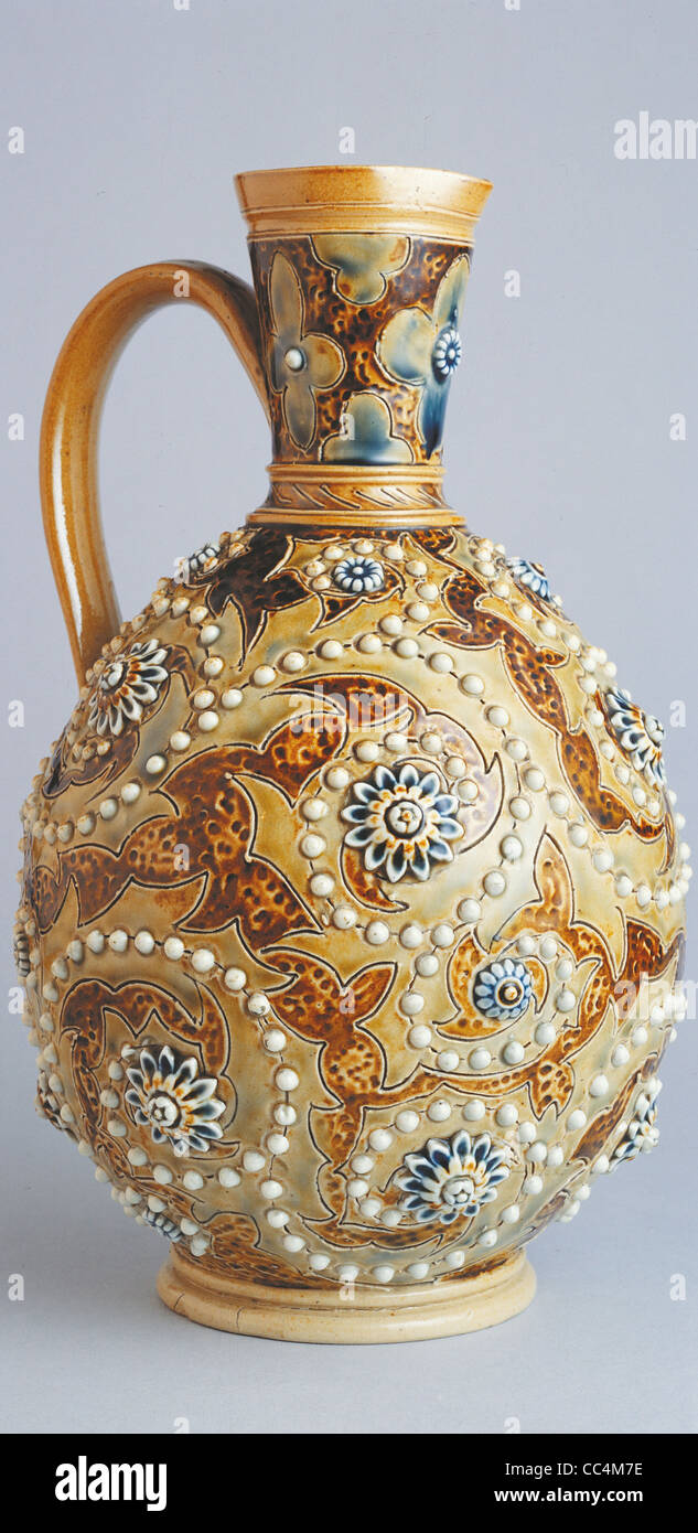 Xix secolo Inghilterra fabbricazione di ceramiche fabbricazione Royal Doulton Lambeth vaso decorato con una maniglia a Londra il prodotto finale Foto Stock