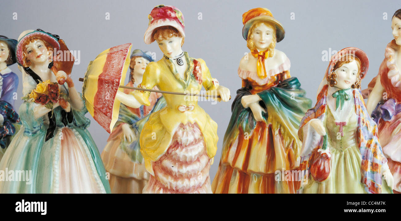 Il ventesimo secolo in Inghilterra fabbricazione di ceramiche di Royal Doulton figure serie 'piuttosto Lady' porcellana Foto Stock