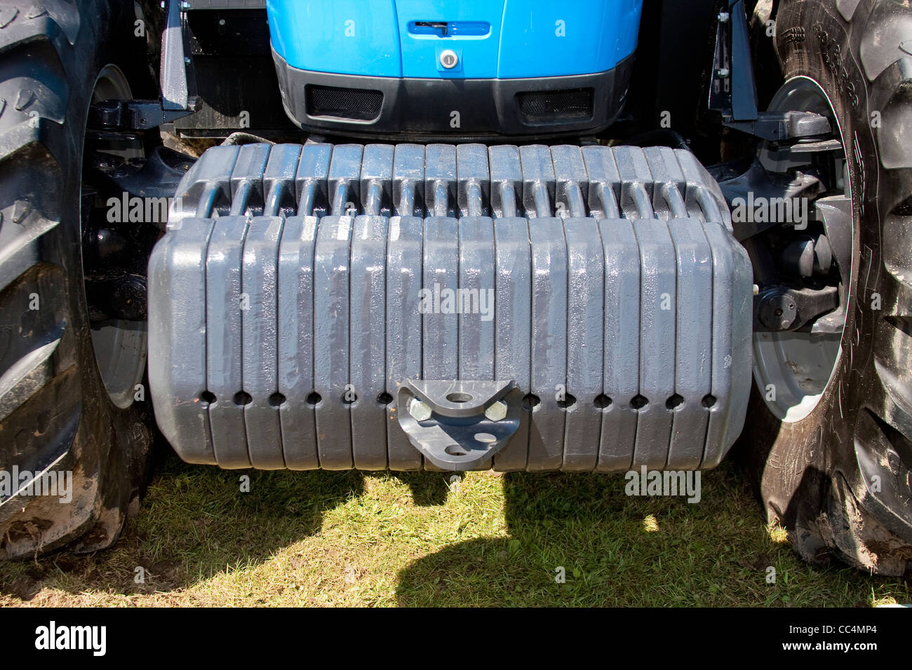 Agricola Trattore a quattro ruote motrici anteriori enormi masse di  equilibratura Foto stock - Alamy
