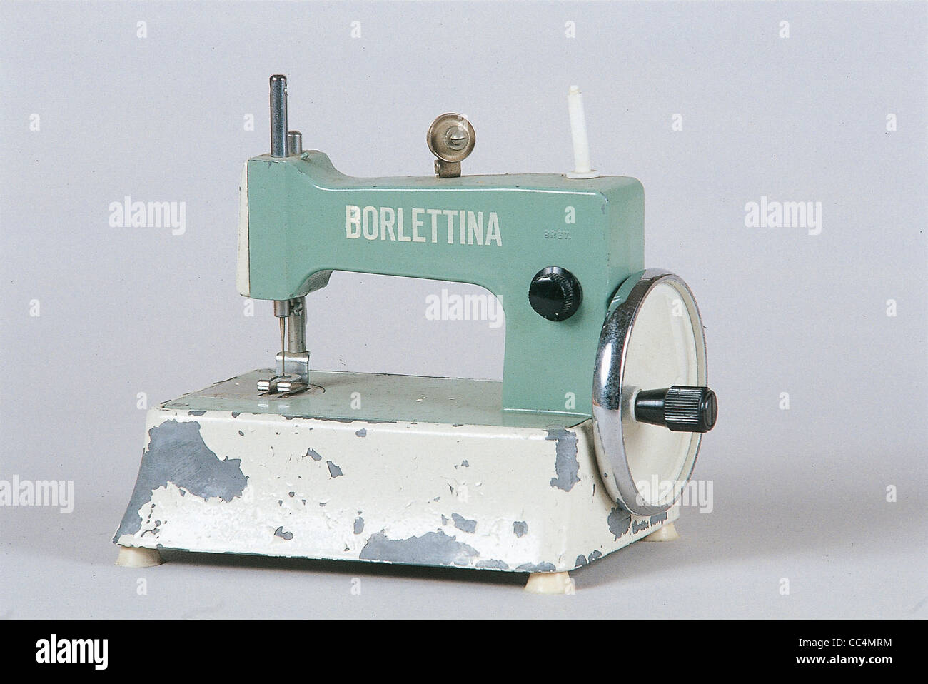 Articoli da collezione: Bambole Collezione Accessori macchina da cucire  Borlettina Foto stock - Alamy