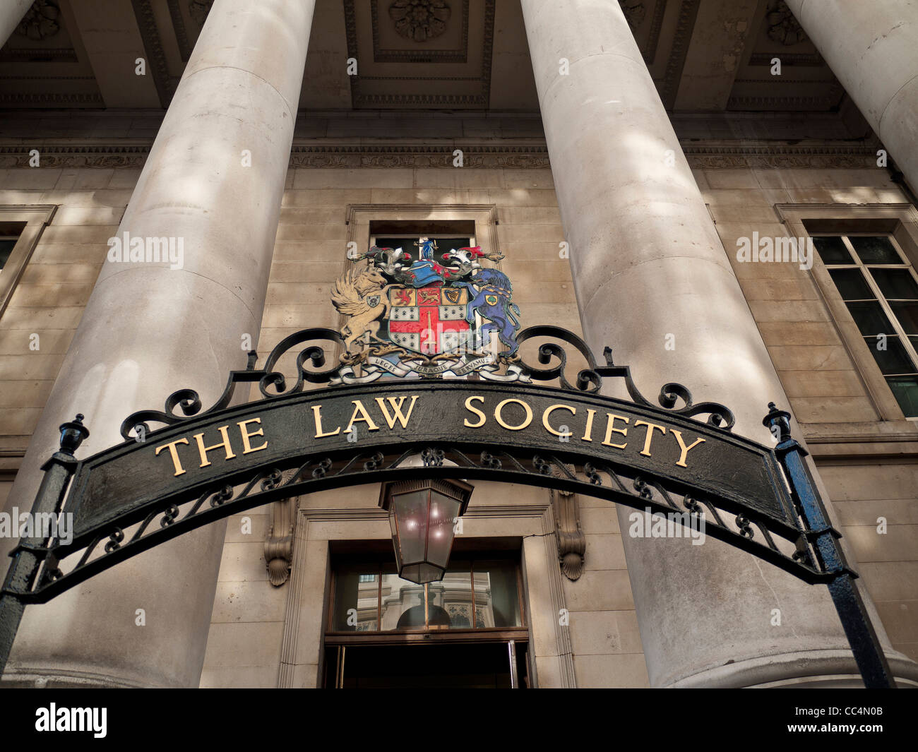 La Law Society edificio con banner e bandiera araldico su ingresso Holborn London REGNO UNITO Foto Stock