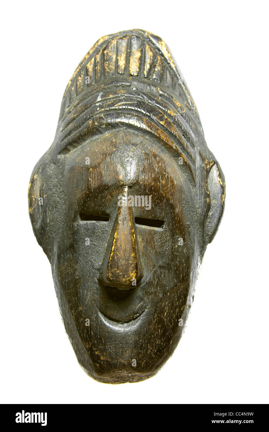 Tribale intagliato di legno scuro maschera facciale isolati su sfondo bianco Foto Stock