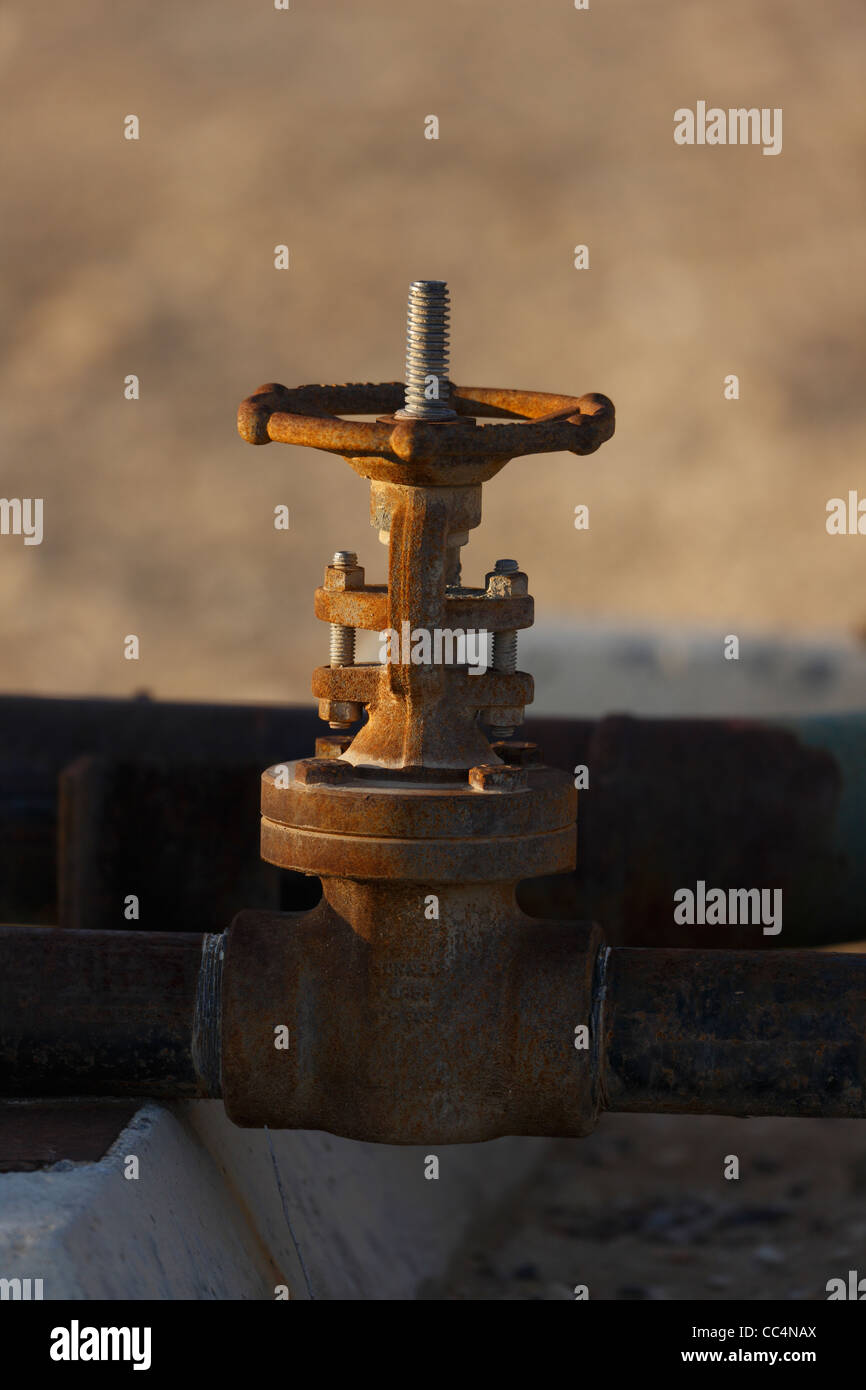 Valvola su un tubo di olio sull'olio Midway-Sunset campo nei pressi di Taft, California. Foto Stock