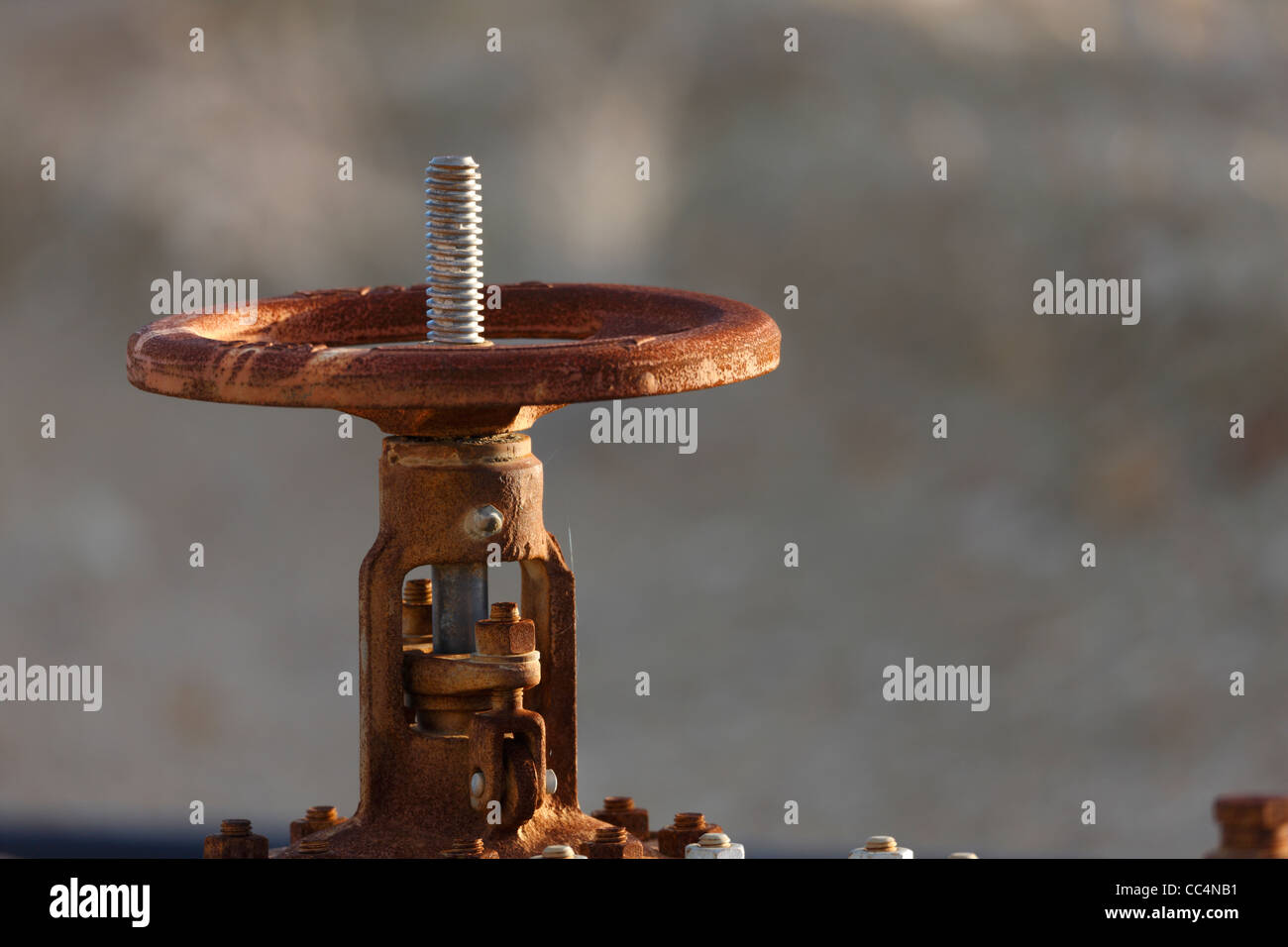 Valvola su un tubo di olio sull'olio Midway-Sunset campo nei pressi di Taft, California. Foto Stock