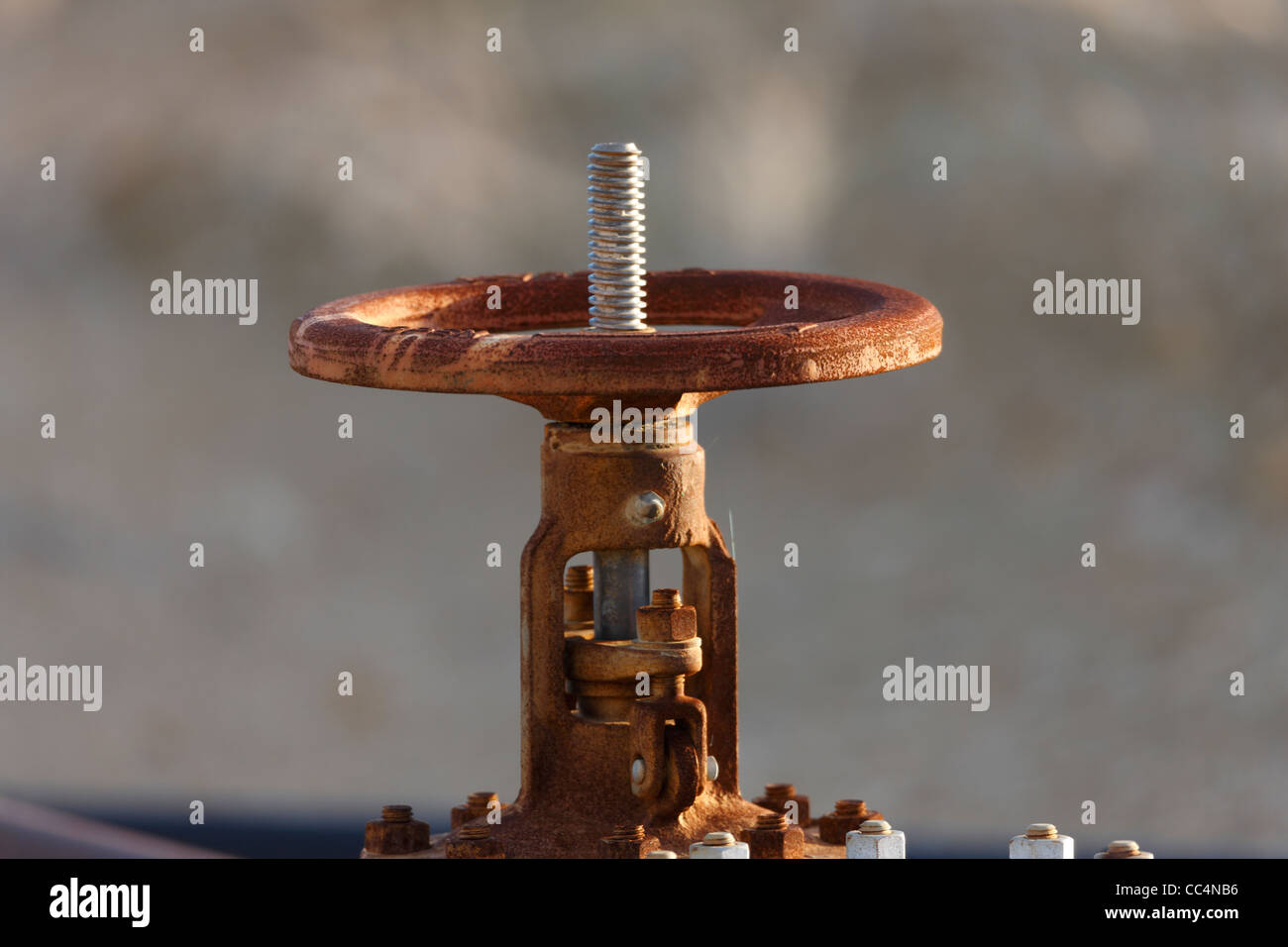 Valvola su un tubo di olio sull'olio Midway-Sunset campo nei pressi di Taft, California. Foto Stock