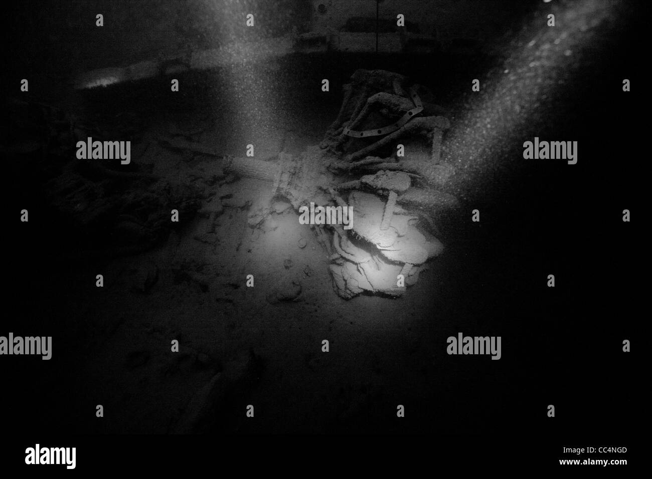 Motori di aerei all'interno della stiva di Helmut relitto, un misterioso 189 piedi (57,6 m) giapponese nave da carico Foto Stock