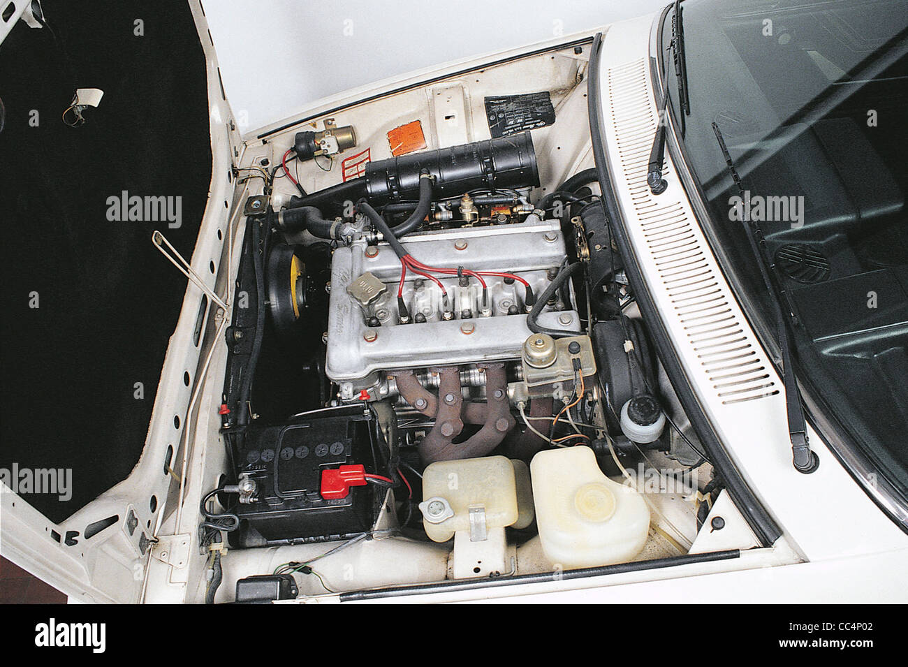 Le vetture del xx secolo Italia - Alfetta GTV 2000L, 1980. Bianco. Vano  motore Foto stock - Alamy