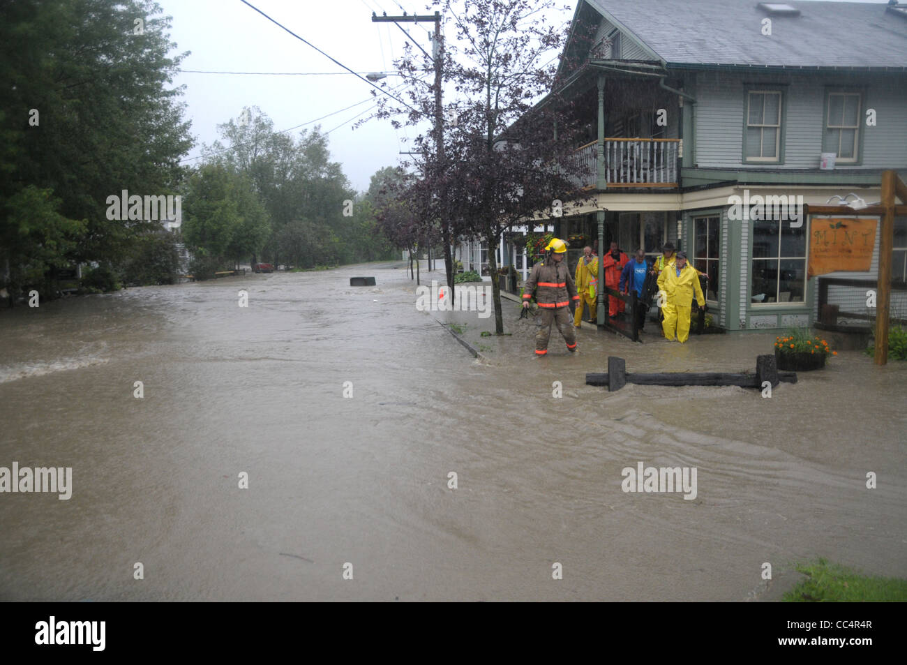 Vigili del fuoco lasciare una struttura come acqua di inondazione salire dalla tempesta tropicale Irene dopo la ricerca di una casa in Waitsfield, Vermont. Foto Stock Vigili del fuoco lasciare una struttura come acqua di inondazione salire dalla tempesta tropicale Irene dopo la ricerca di una casa in Waitsfield, Vermont. Foto Stock