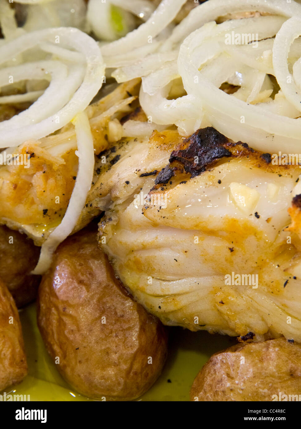 Piatto tipico portoghese Bacalhau a Lagareiro (baccalà con olio di oliva, cipolla e patate) Foto Stock