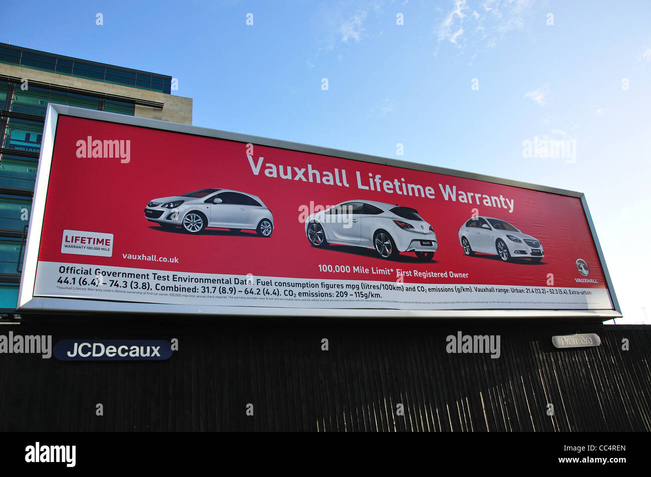 Auto Vauxhall cartellone pubblicitario nel centro cittadino di Newcastle upon Tyne, Tyne and Wear, England, Regno Unito Foto Stock