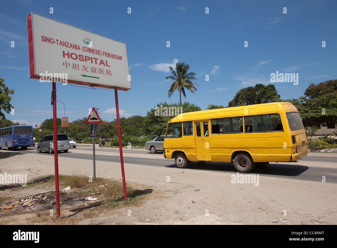 Un Cinese-run ospedale in Tanzania si trova lungo una strada trafficata in Dar es Salaam. Foto Stock