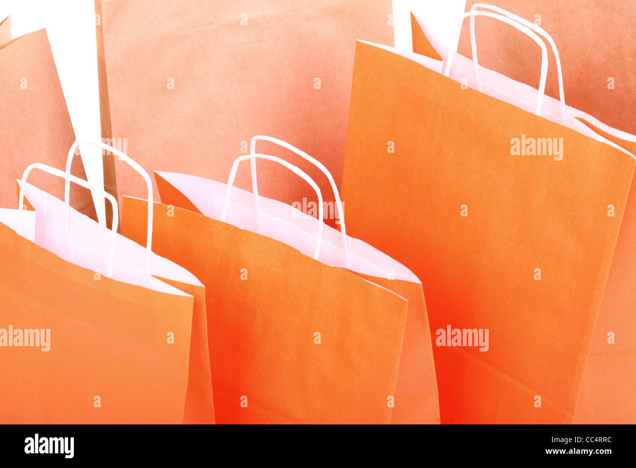 Shopping orange buste regalo nessuno colore di sfondo Foto Stock