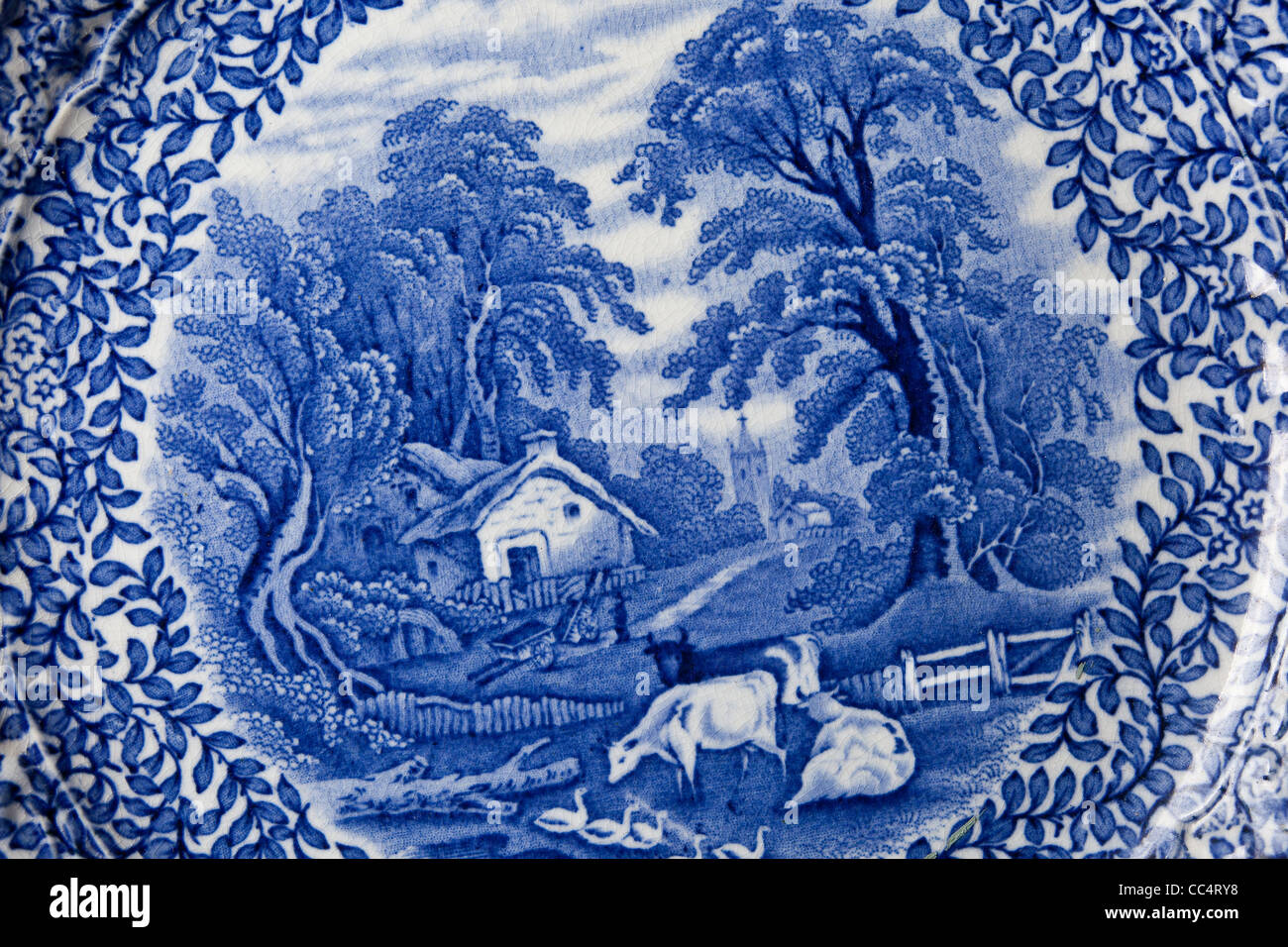 Blu la piastra di porcellana Floral farm Stampa Transfer ceramiche antiche stoviglie inglese blu bianco in stile cottage in stile Staffordshire Foto Stock