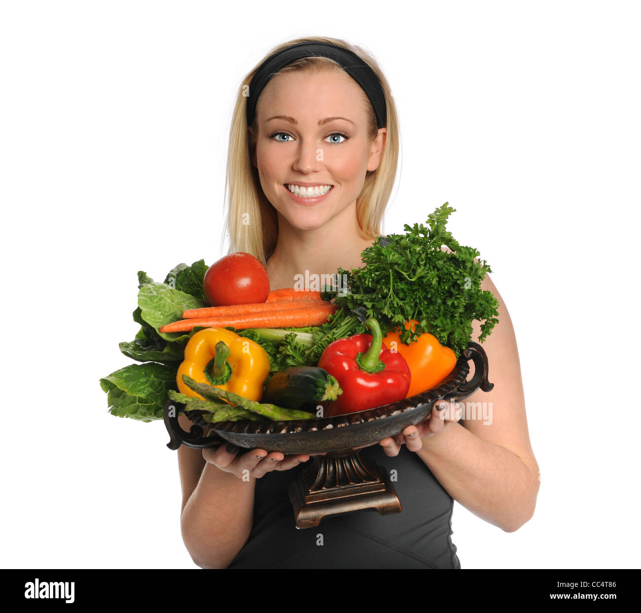 Ritratto di giovane e bella donna tenendo la coppa con verdure isolate su sfondo bianco Foto Stock