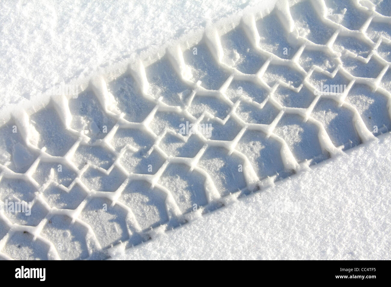 40,511.00232 neve invernale che mostra un carrello pneumatico neve le vie presa e garantendo una forte trazione robusta in neve fresca. Foto Stock 40,511.00232 neve invernale che mostra un carrello pneumatico neve le vie presa e garantendo una forte trazione robusta in neve fresca. Foto Stock