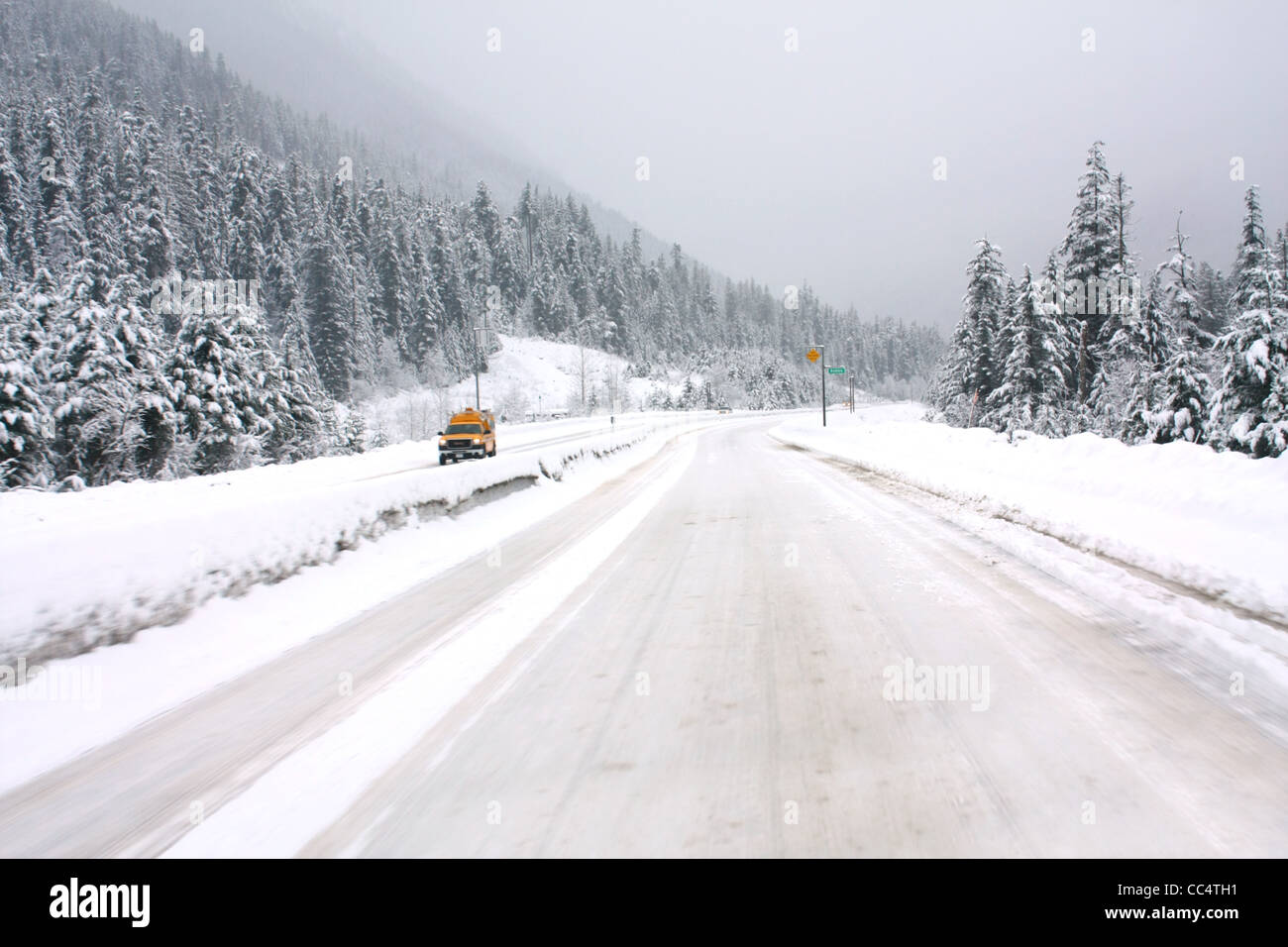 Autostrada 40,526.02098 manutenzione veicolo tempesta di neve slick coperta di neve 4-lane strada rurale, catene richiesto nevicava pericolosi guida pericolosa Foto Stock