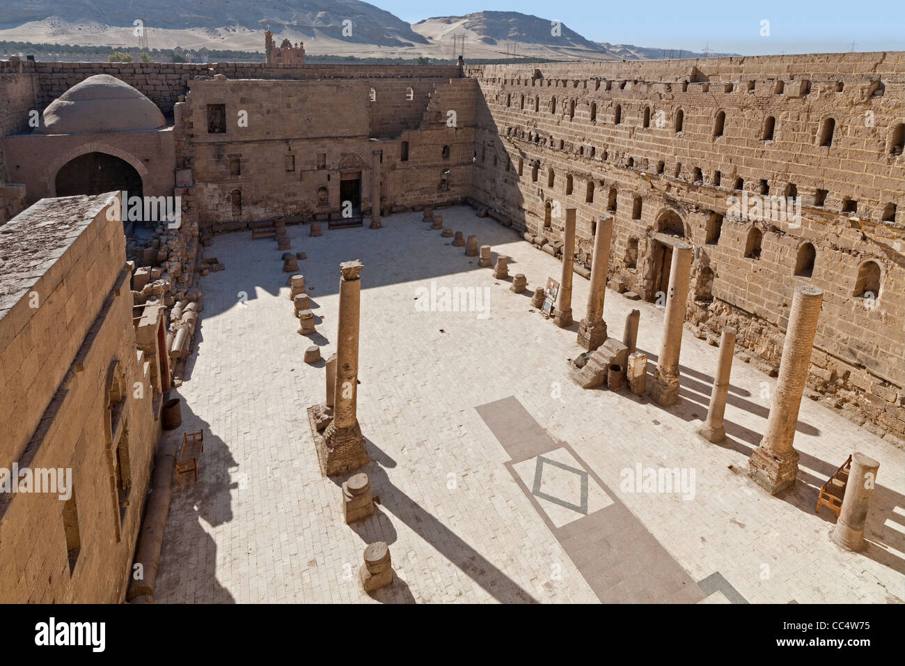 Vista dal tetto del cortile aperto presso la Chiesa Copta monastero bianco vicino alla parte superiore della città egiziana di Sohag, Medio Egitto Foto Stock