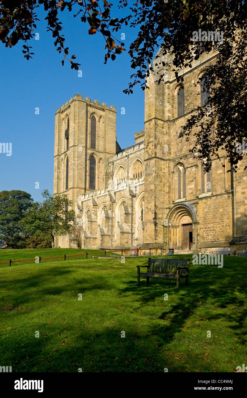 A sud la parte anteriore della cattedrale di Ripon North Yorkshire England Regno Unito Regno Unito GB Gran Bretagna Foto Stock