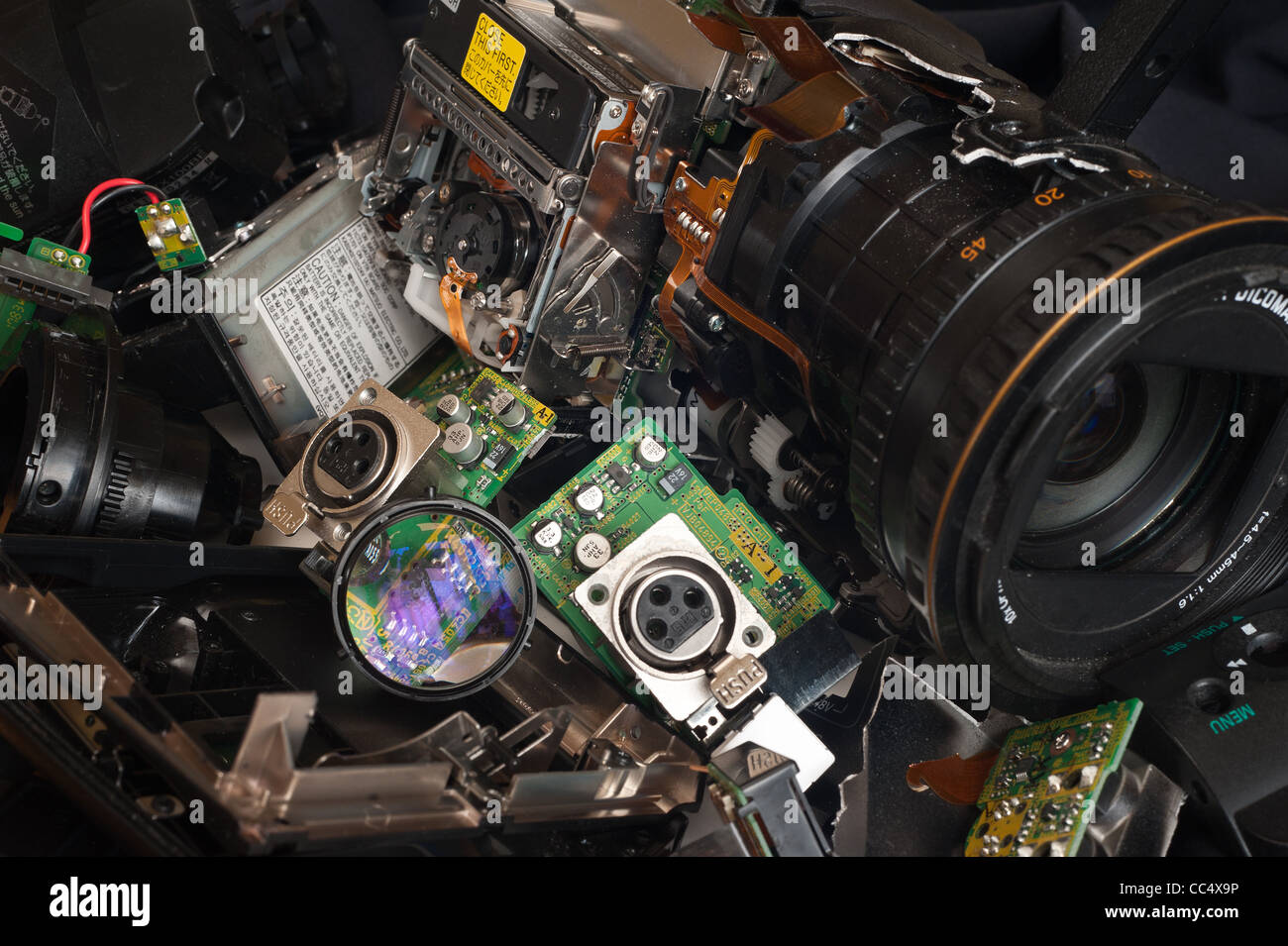 Componenti di una rotta ad alta risoluzione a 3 chip videocamera digitale  con scheda di circuito vga lente Foto stock - Alamy