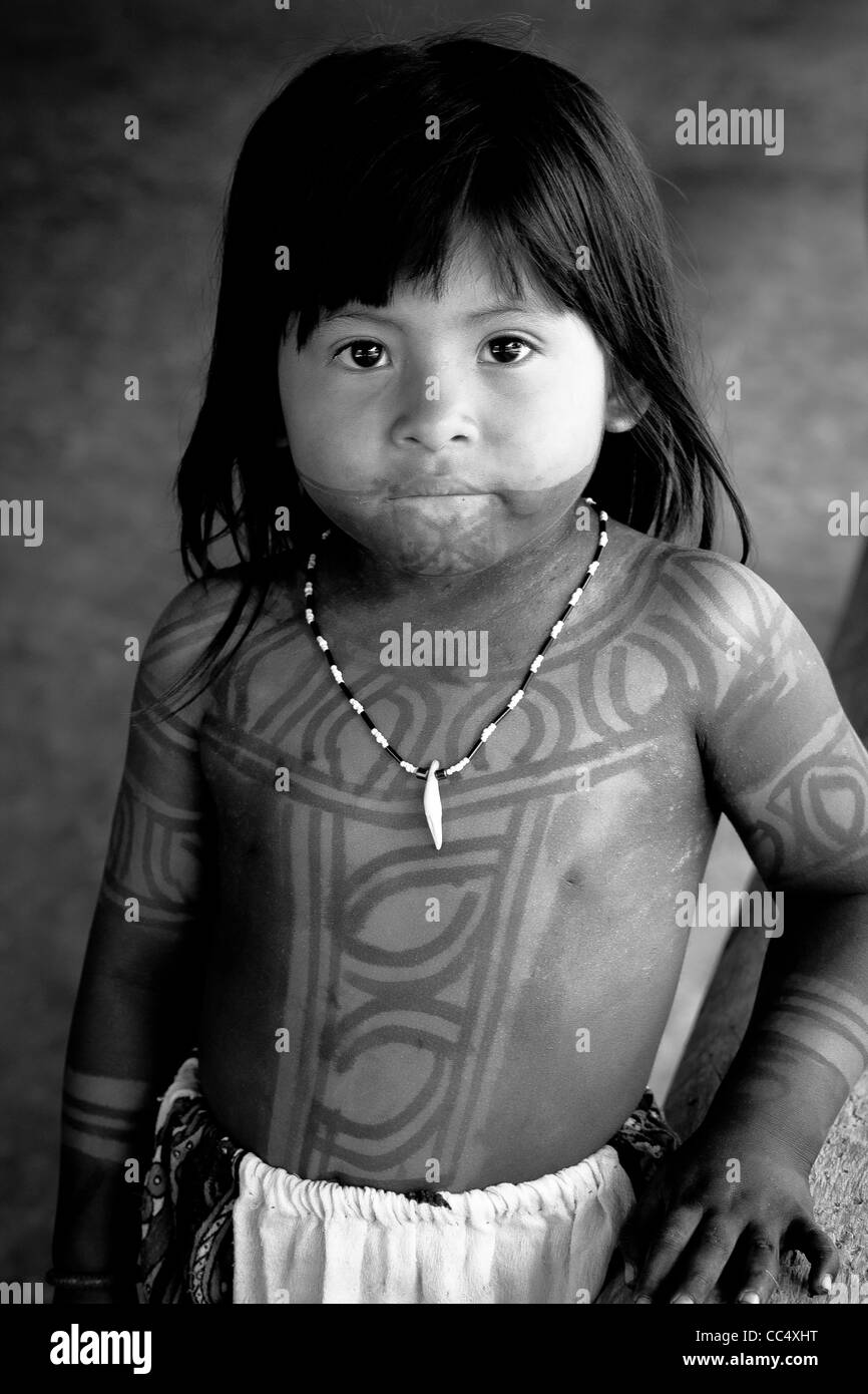 Embera Puru bambino indiano nel villaggio accanto a Rio Pequeni, provincia del colon, Repubblica di Panama. Foto Stock