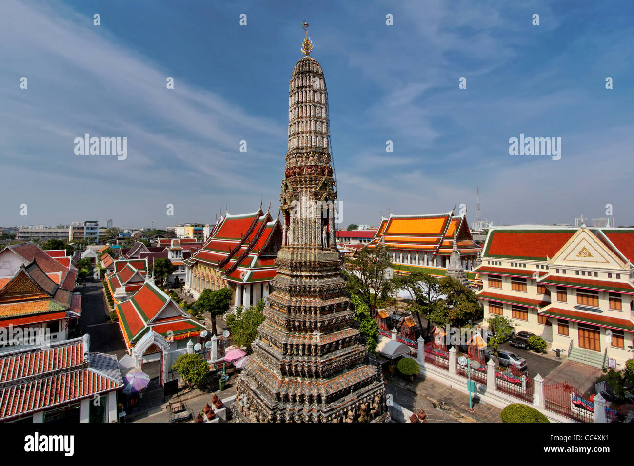 Vista di uno del satellite prangs e sui tetti dei templi entro il complesso del tempio di Wat Arun (Tempio di Dawn) a Bangkok, tailandese Foto Stock