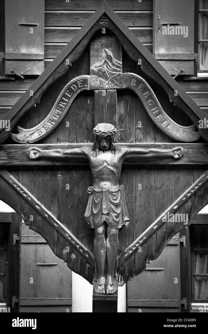 Croce di legno con Gesù in Zermatt, Svizzera (b&w picture) Foto Stock