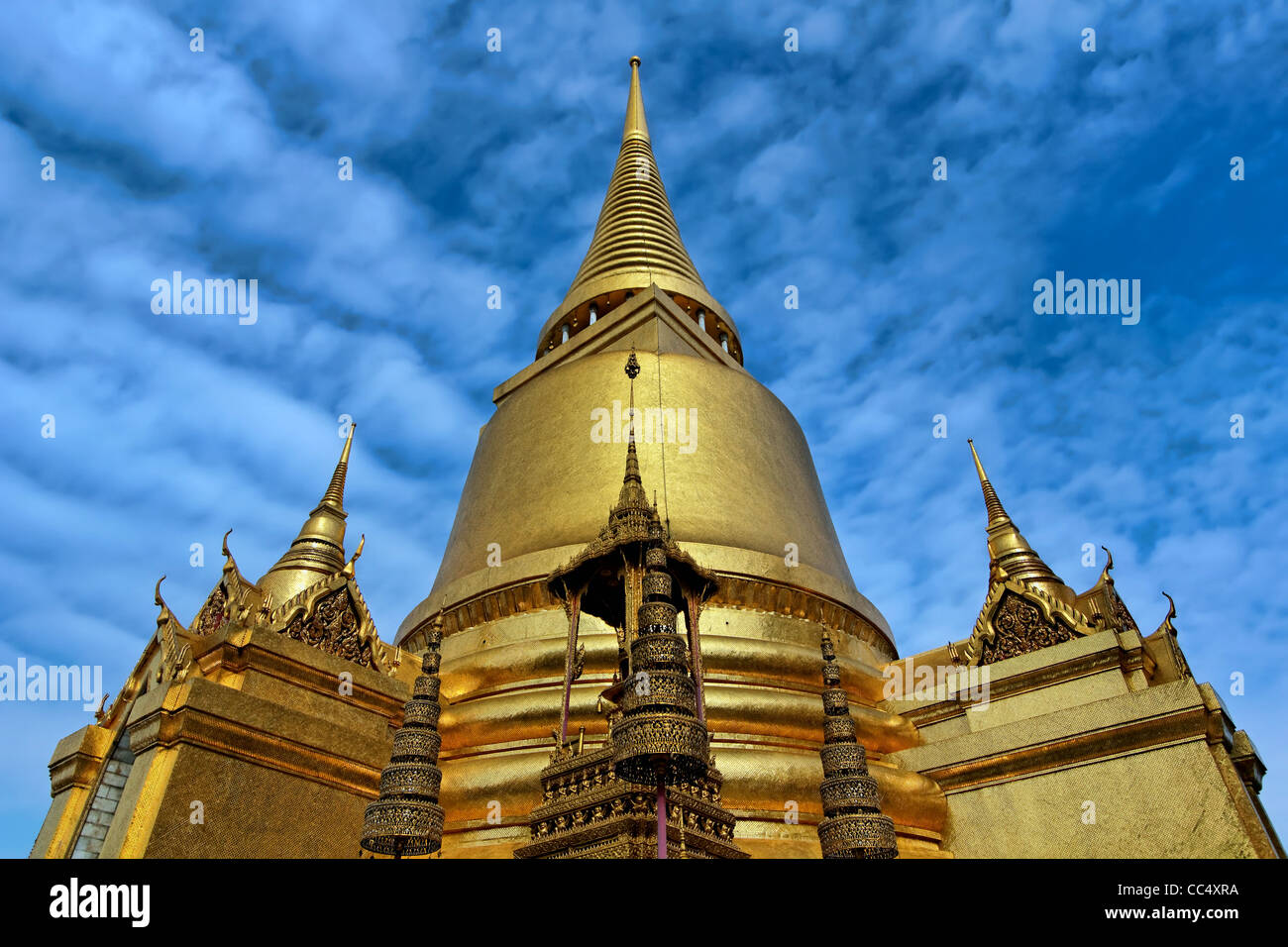 Golden Phra Si Rattana Chedi presso il Tempio del Buddha di Smeraldo (Wat Phra Kaew) a Bangkok, in Thailandia. Foto Stock