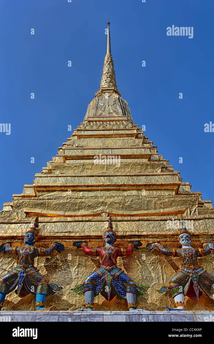 Dettaglio del Golden Chedi fiancheggiante l'ingresso al Pantheon reale presso il Tempio del Buddha di Smeraldo di Bangkok, Tailandia. Foto Stock