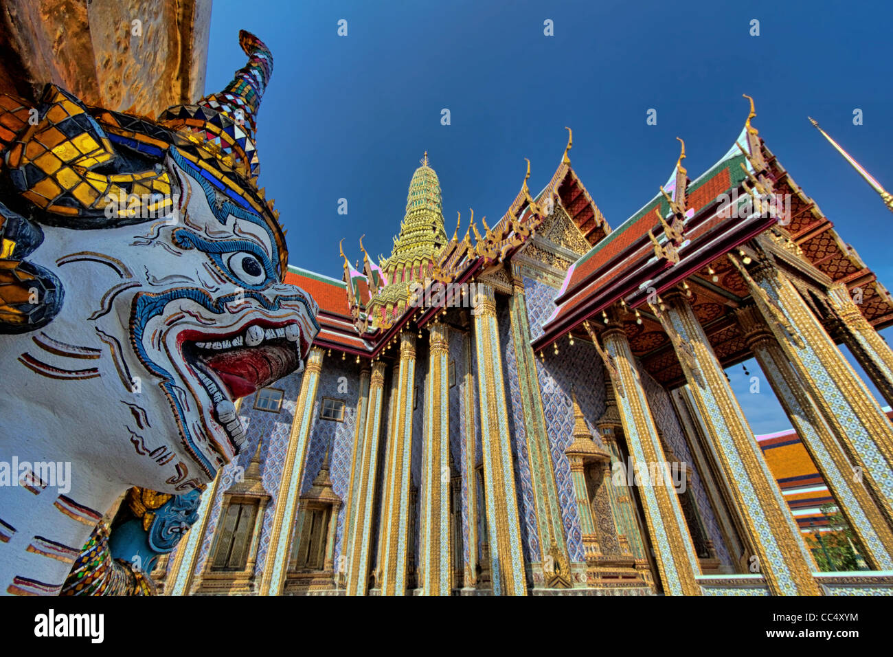 Figura Ramakien guardare oltre il Pantheon reale presso il Tempio del Buddha di Smeraldo (Wat Phra Kaew) a Bangkok, in Thailandia. Foto Stock