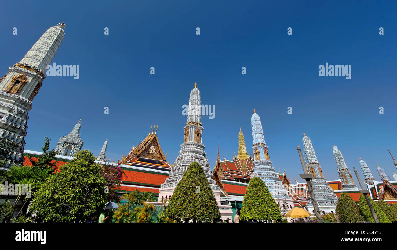 Otto prangs confinante con il lato est del Tempio del Buddha di Smeraldo (Wat Phra Kaew) a Bangkok, in Thailandia. Foto Stock