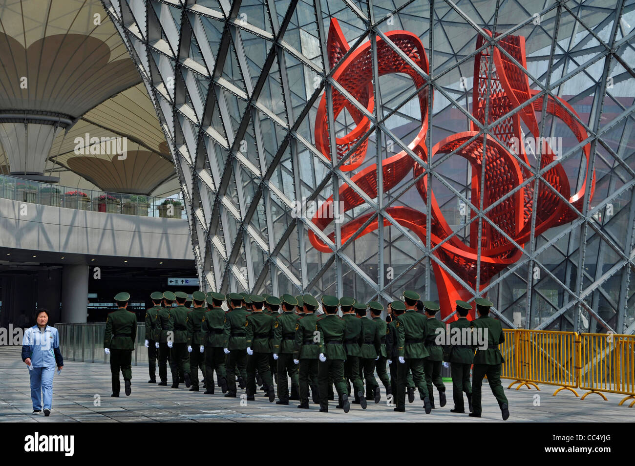 Guard passando da Sun Valley, 2010 Shanghai World Expo Park, Pudong, Shanghai, Cina Foto Stock