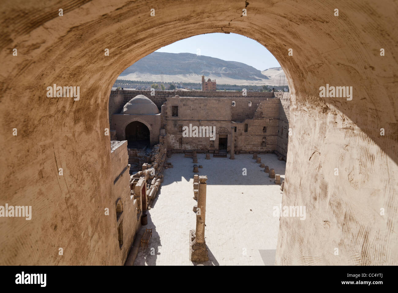 Vista dal tetto del cortile aperto presso la Chiesa Copta monastero bianco vicino alla parte superiore della città egiziana di Sohag, Medio Egitto Foto Stock