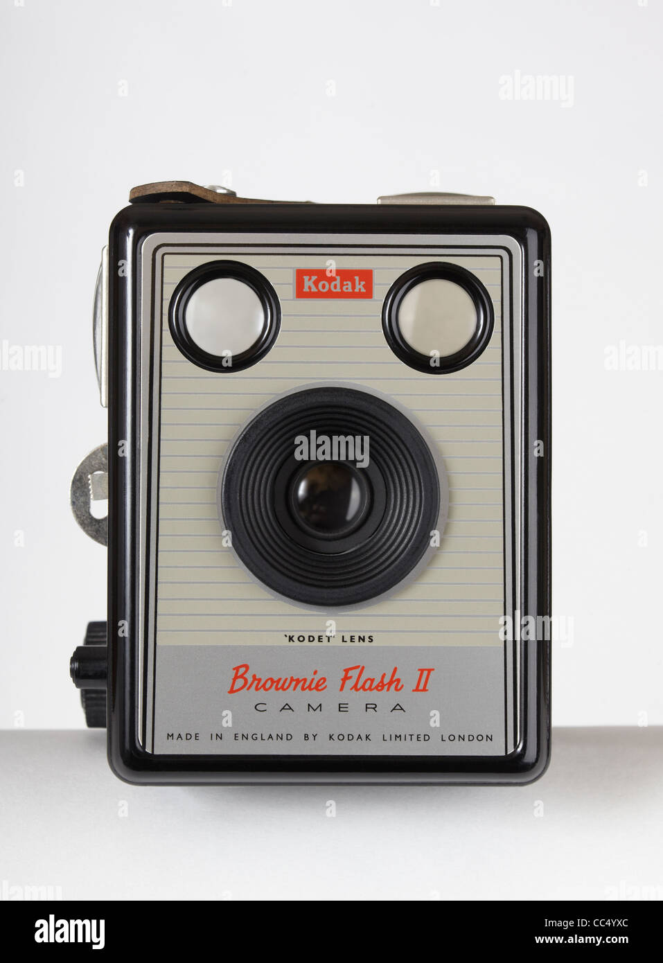 Una vista frontale di una 50's o 60's Kodak Brownie 2 fotocamera a pellicola su uno sfondo bianco. Foto Stock