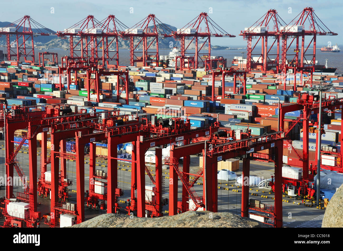 Yangshan Deep-Water porta, Pudong New Area, Shanghai, Cina Foto Stock