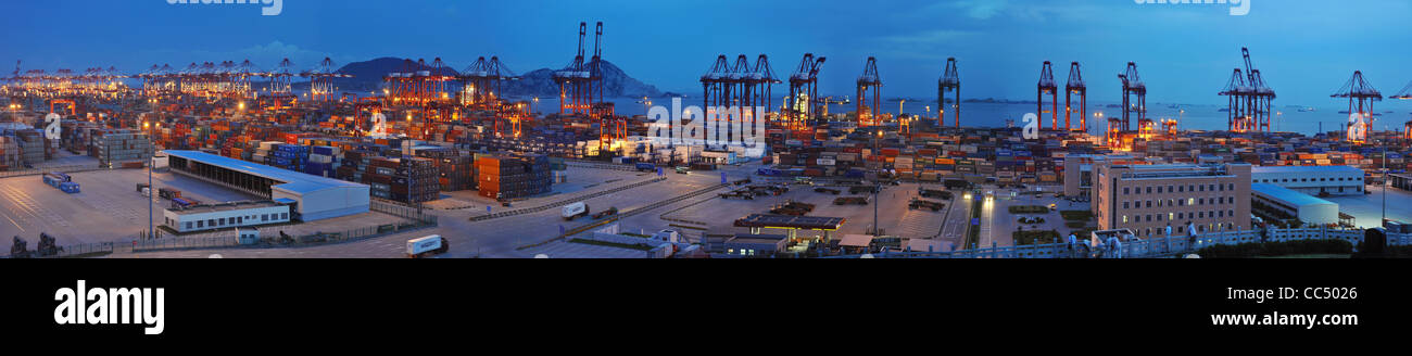 Yangshan Deep-Water Porto di notte, Pudong New Area, Shanghai, Cina Foto Stock