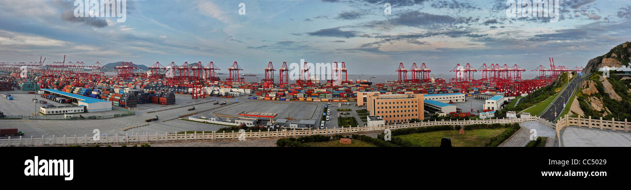 Yangshan Deep-Water porto al tramonto, Pudong New Area, Shanghai, Cina Foto Stock