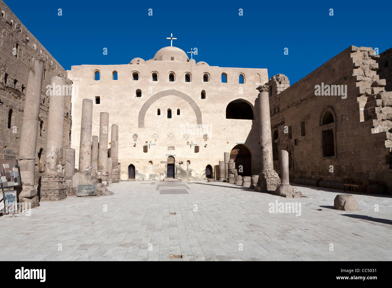 Visualizza in piedi nel cortile aperto della Chiesa Copta monastero bianco vicino alla parte superiore della città egiziana di Sohag, Medio Egitto Foto Stock