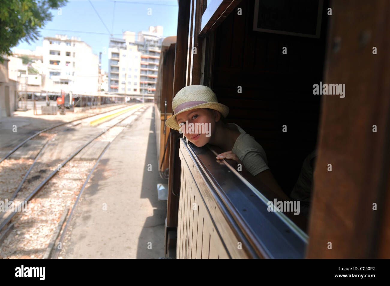 Dieci anni a ragazza sul treno da Palma di Mallorca per Soller Foto Stock